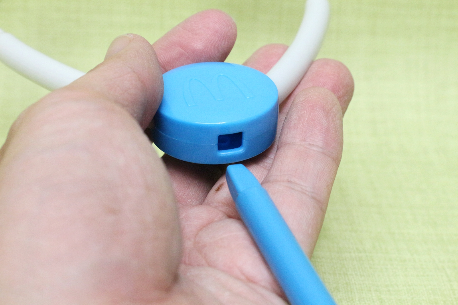 パーツを差し込んで、聴診器を完成させる