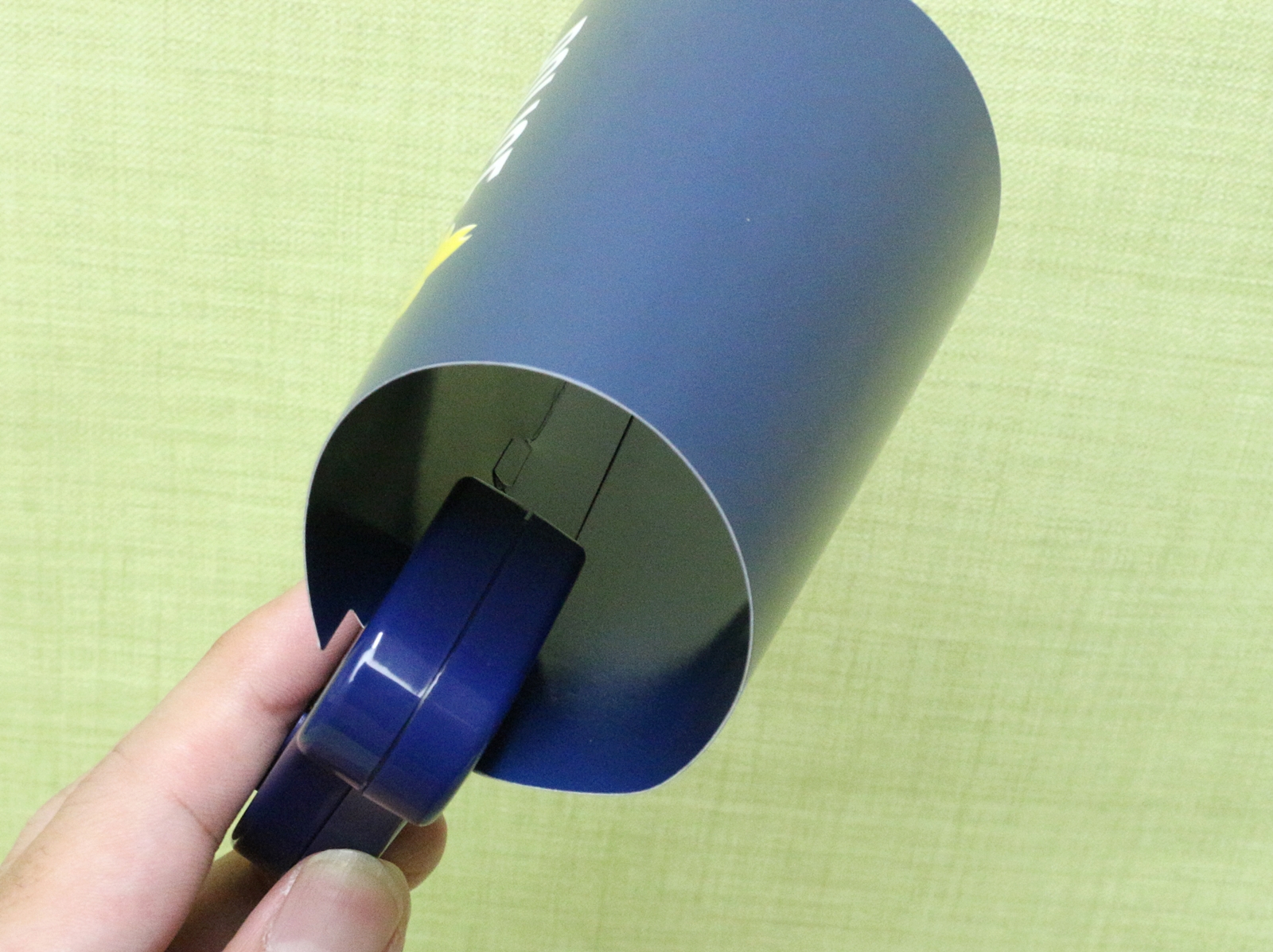凹みがあるので、そこに合わせて差し込む