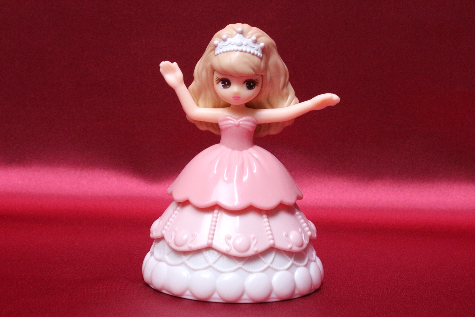 ロングドレスになると足は見えなくなり、上品な印象になる