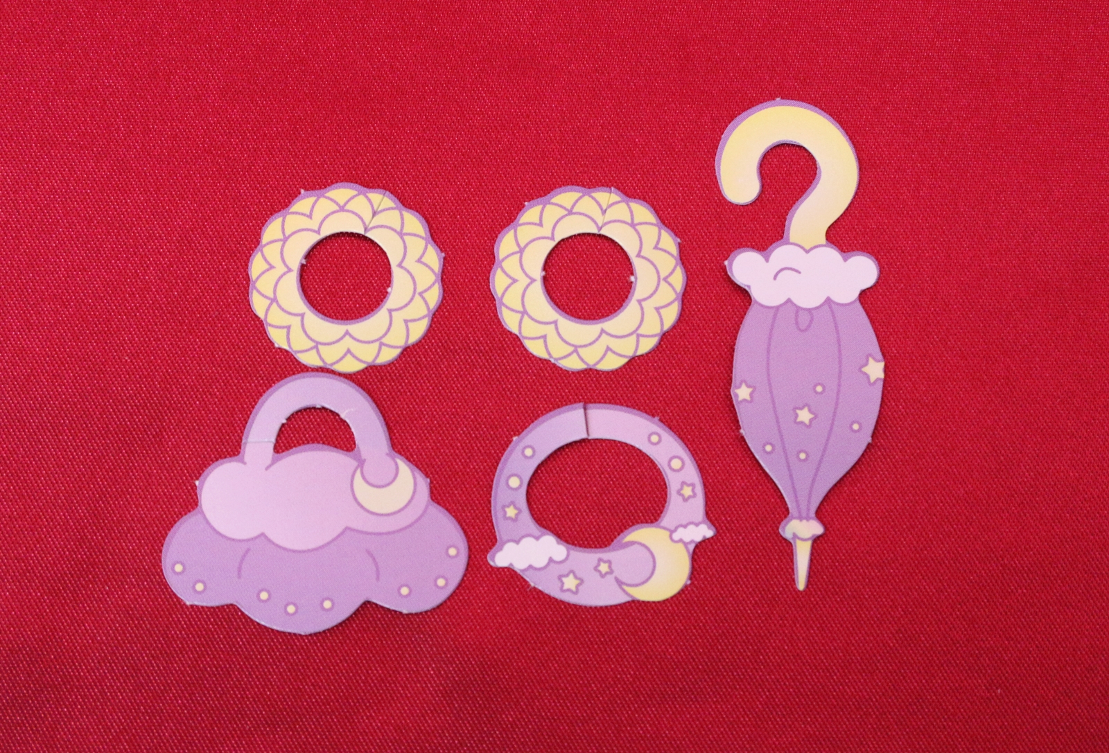 傘にバッグ、髪留めとパーツはほとんど同じ