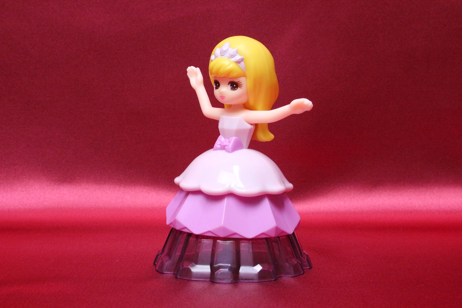 スカートがクリアパーツなので、うっすらと素足が見える