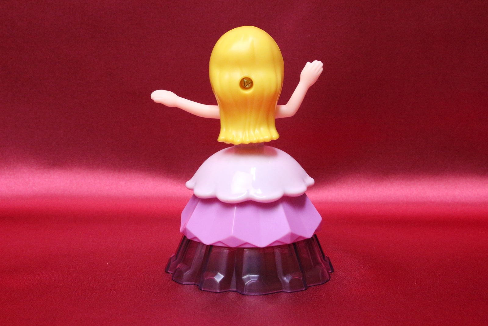 スカートがクリアパーツなので、うっすらと素足が見える