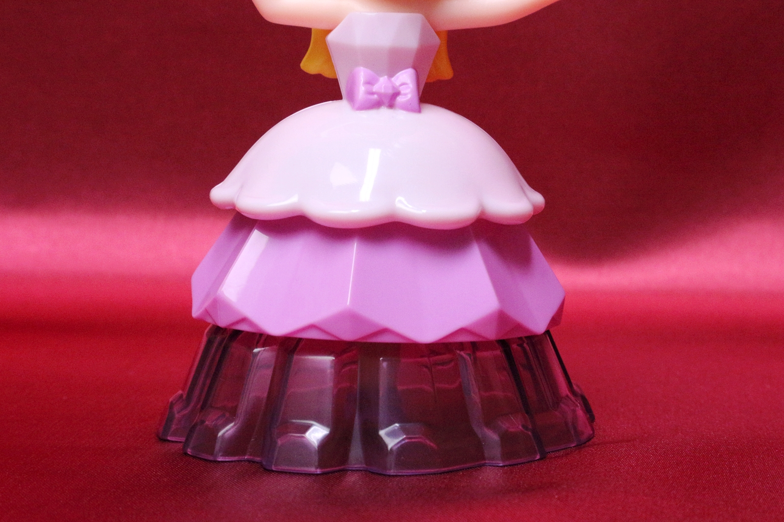 スカートがクリアパーツなので、うっすらと素足が見える