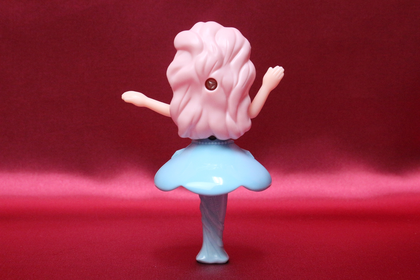 素足ではなくドレスを着ている。まるで人魚みたい