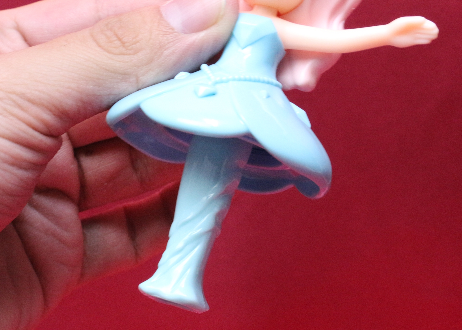 素足ではなくドレスを着ている。まるで人魚みたい