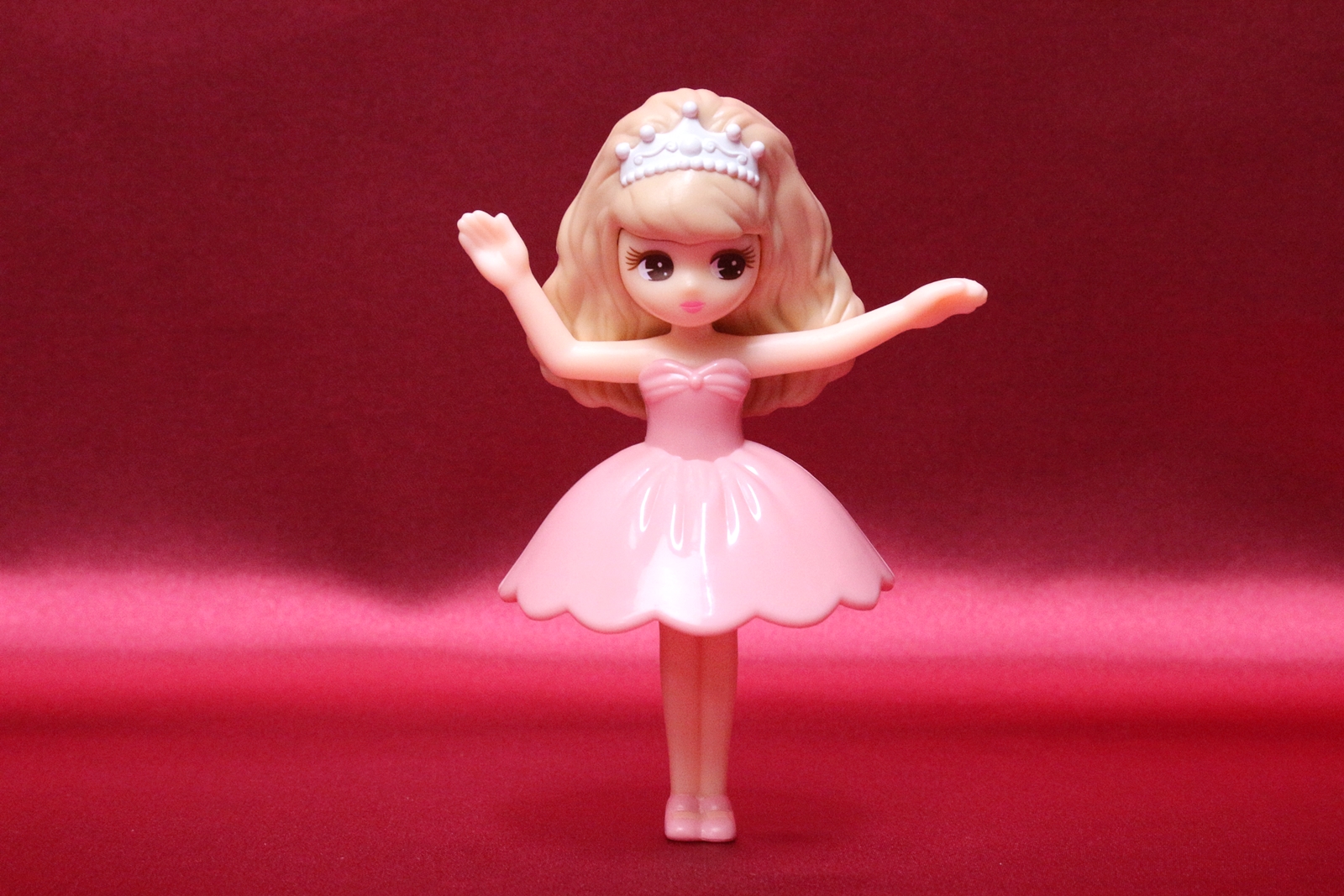 スカートで隠れてしまうが、靴もちゃんと履いている