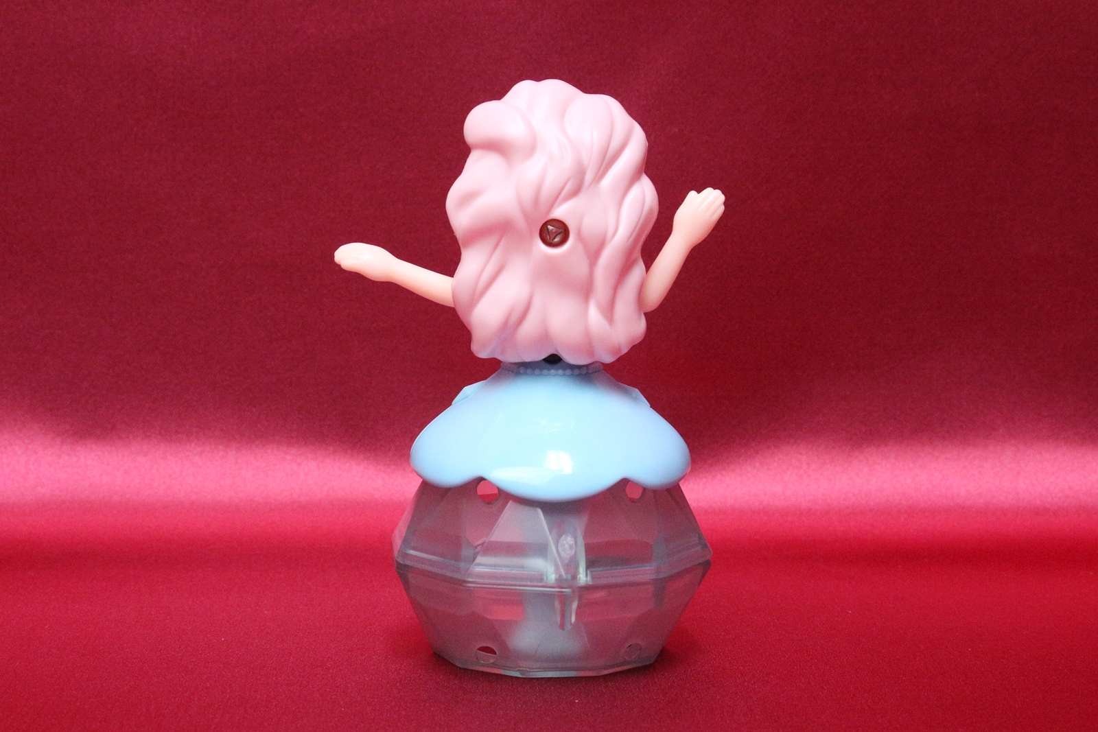 胸元に大きなダイヤモンドをデザイン