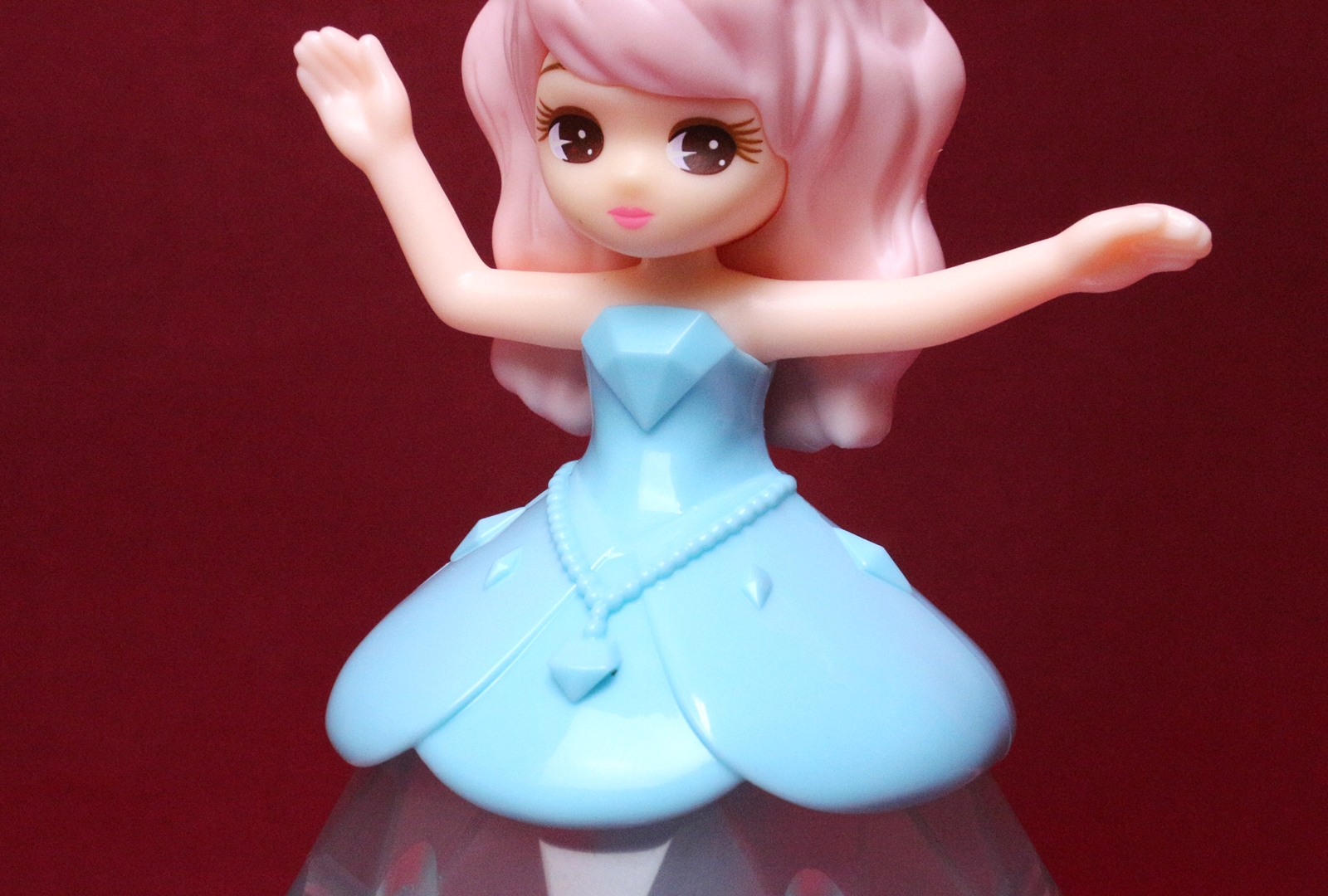 胸元に大きなダイヤモンドをデザイン