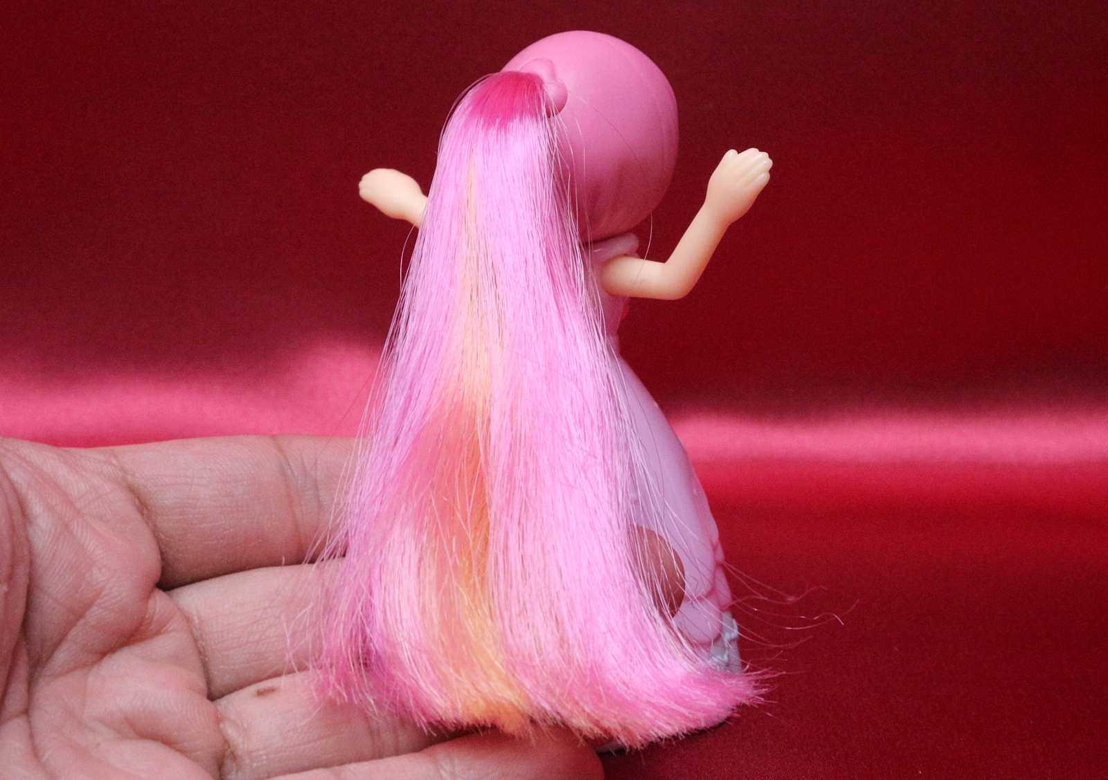 髪の毛はサラサラだが、静電気を帯びやすい