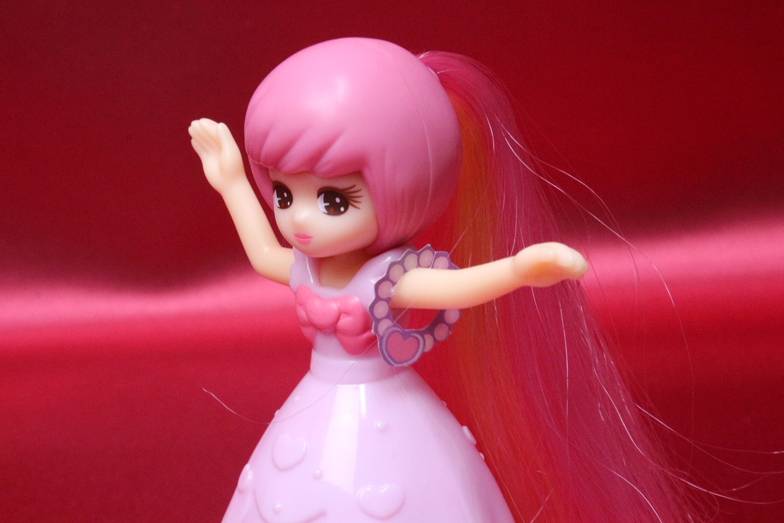 リボンを髪に通してみると……