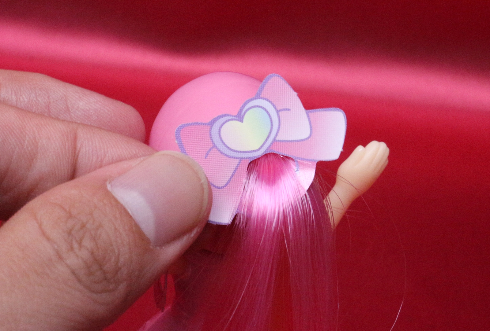 リボンを髪に通してみると……