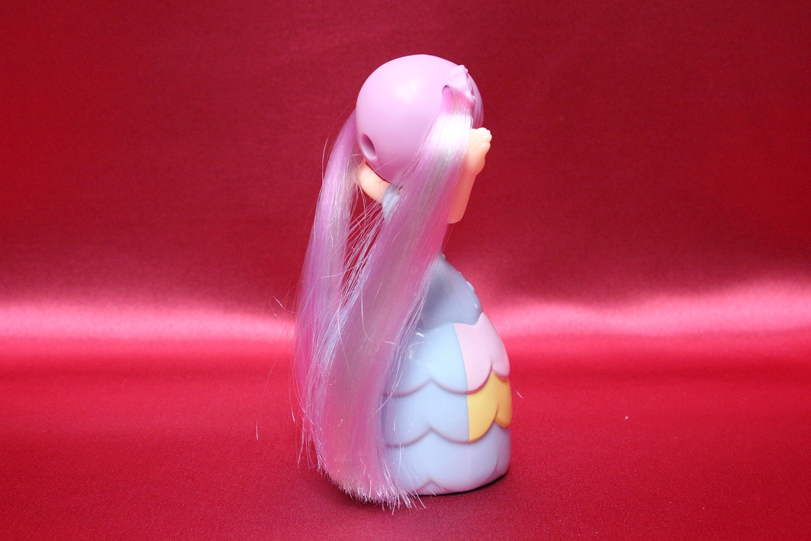 ヘアカラーはパープルとシルバーのツートンカラー