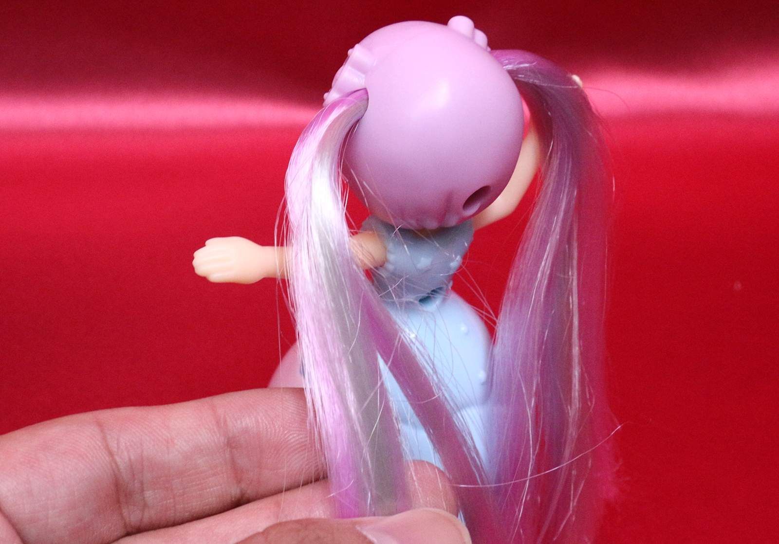 ヘアカラーはパープルとシルバーのツートンカラー