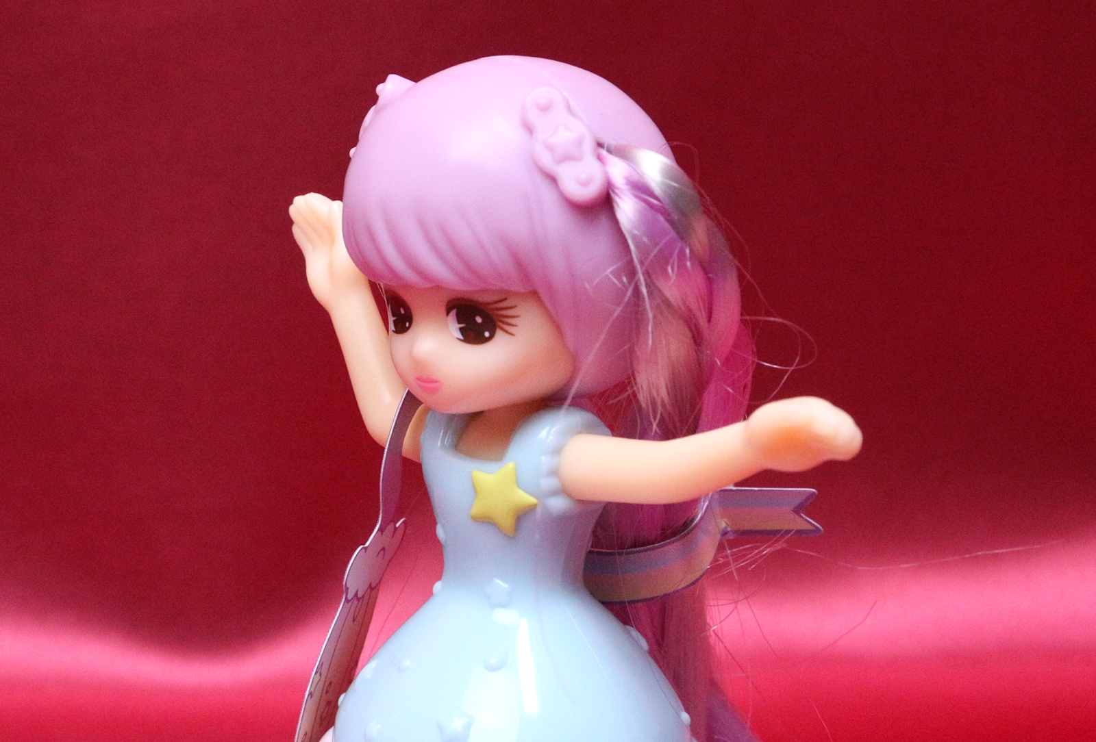 髪留めが大きいので、どんどん三つ編みが解けていく