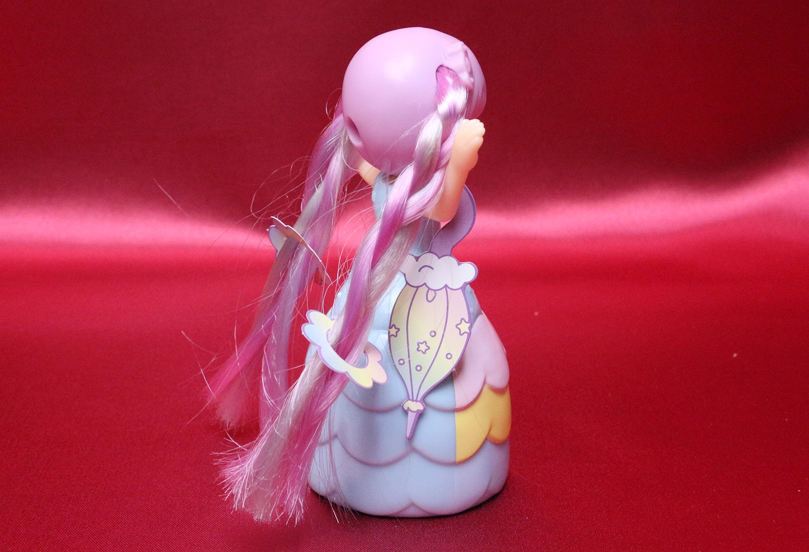 髪留めが大きいので、どんどん三つ編みが解けていく