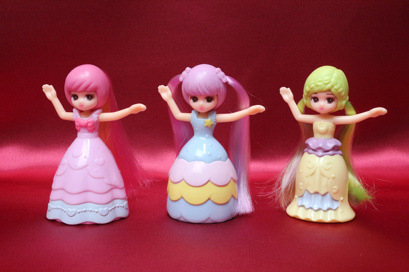 第2弾のリカちゃん。左から「ハートポニーテール リカちゃん」、「トゥインクルツインテール リカちゃん」、「ドリーミーウェーブ リカちゃん」