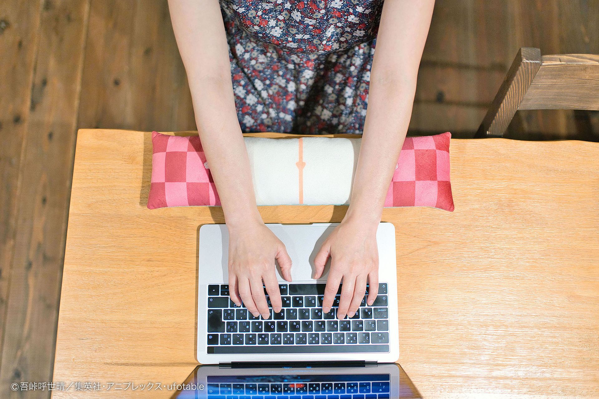 アームレストの上に腕を乗せれば腕が疲れにくく、快適にデスクワークを進めることができる