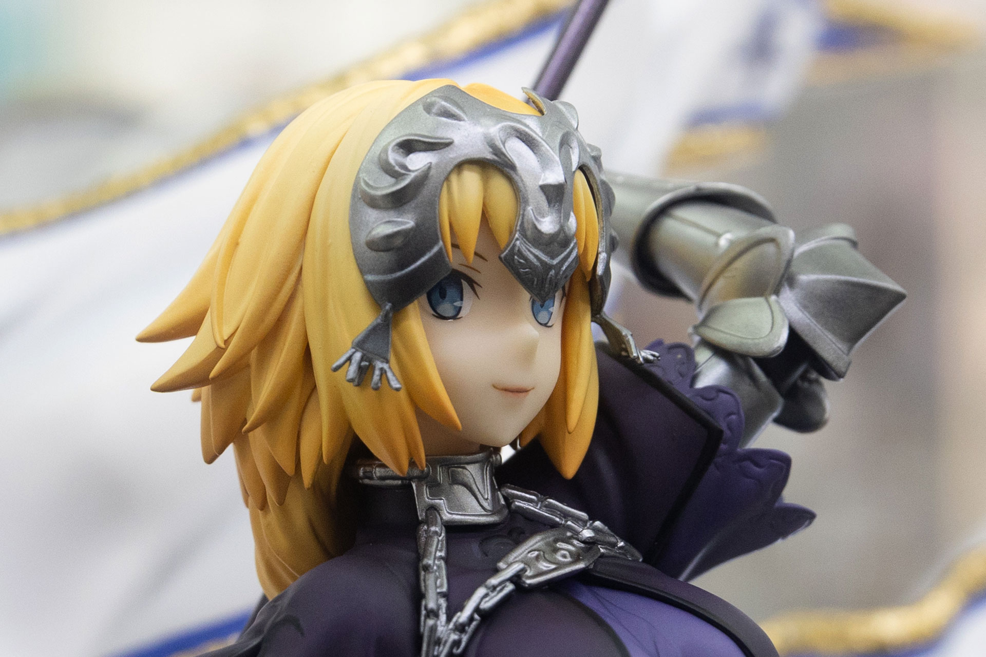 頭や首元に付けている甲冑の飾り部分も含めて、細かく造形されている