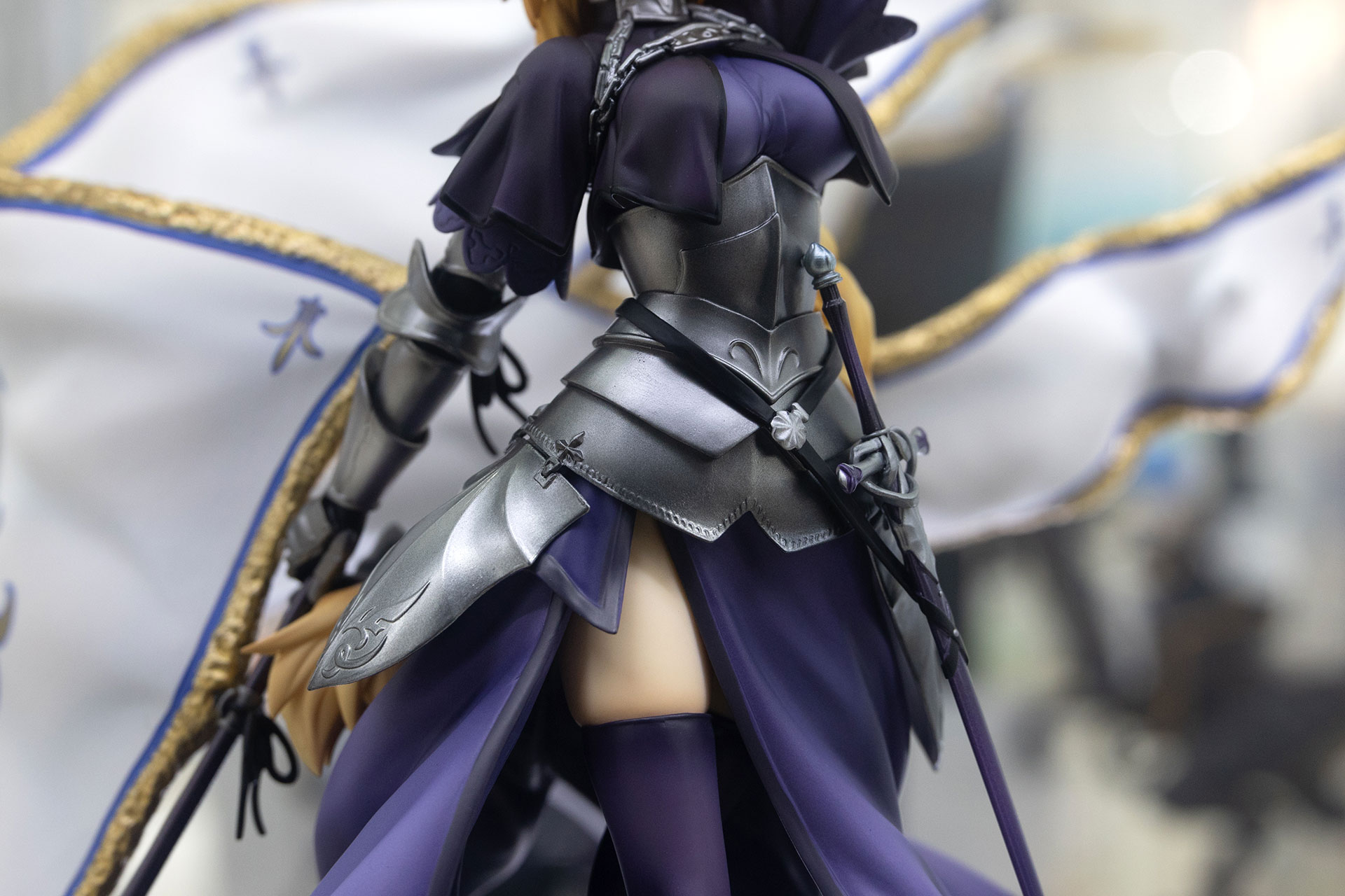 腰から下は、ちらりと白い太ももが覗かせている