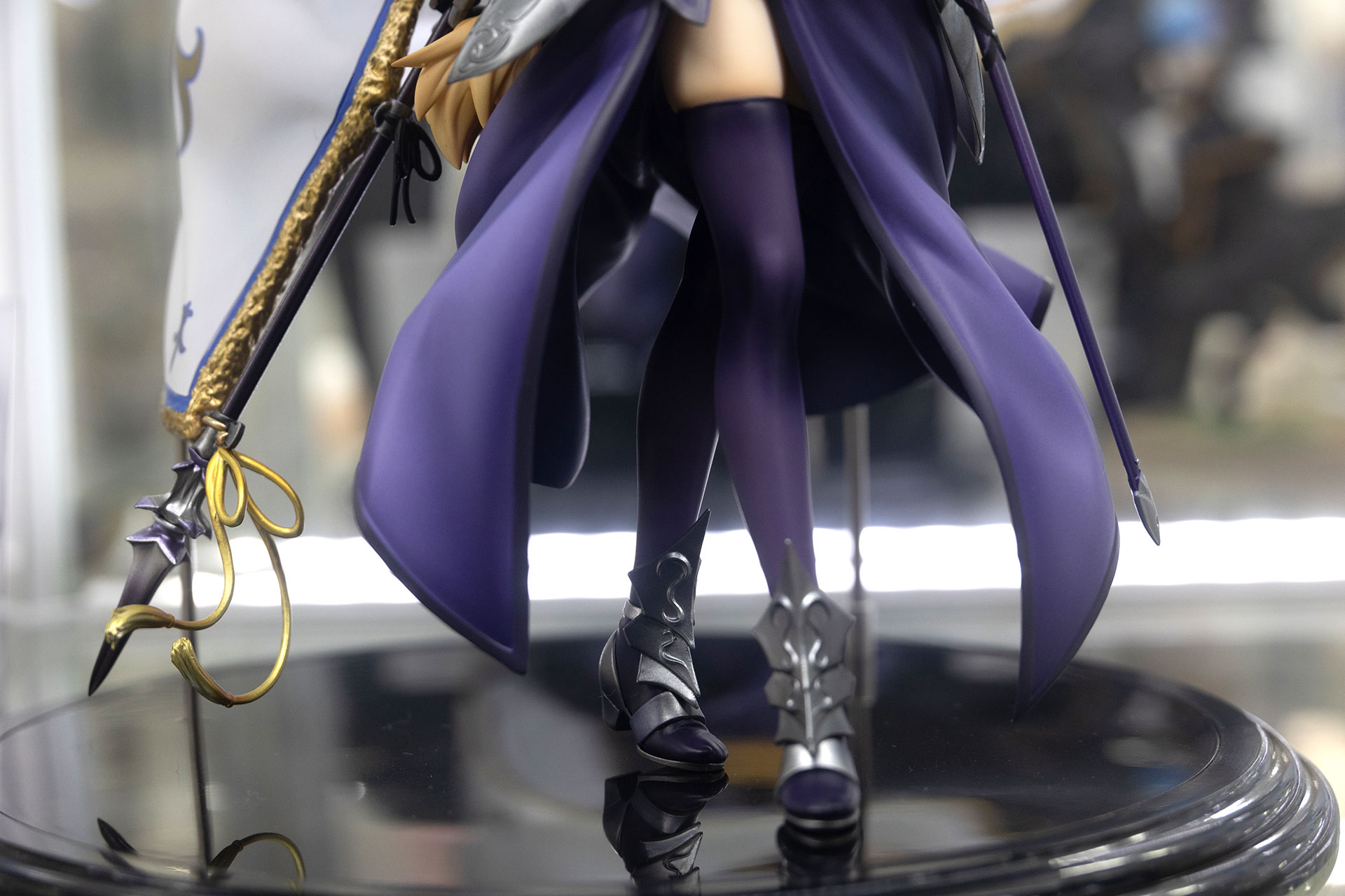 台座はシンプルだが、作品のスタイルにマッチしたシックなデザインだ