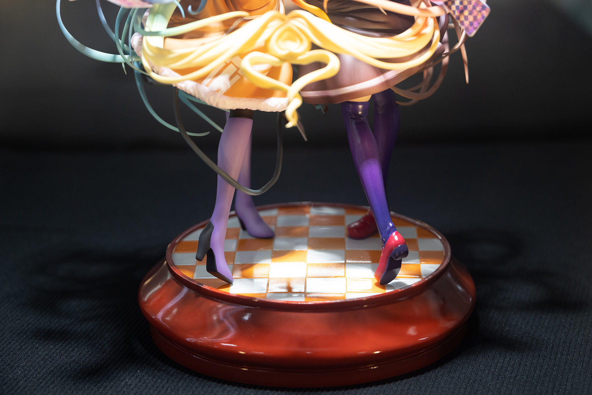 細い脚の美しさもさることながら、この台座部分だけ取っても高級感が溢れている