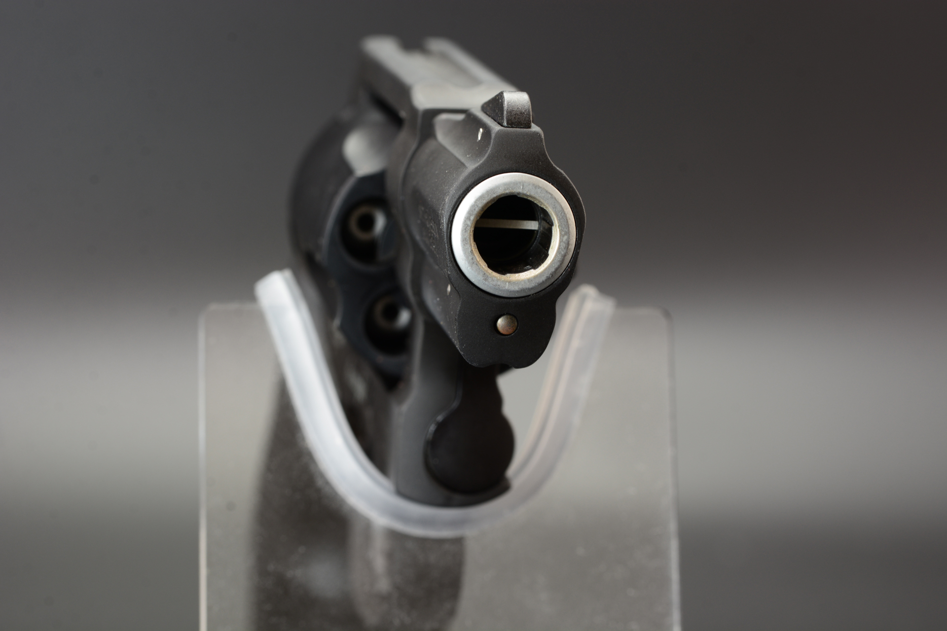 まずM360Jは銃口が2重構造になっているのが大きな違いだ。銃身そのもののデザインも異なる。また銃身の下のエジェクターロッドを覆う。エジェクターシュラウドが印象に残る。構造が強化されているのが視覚的にわかりやすい