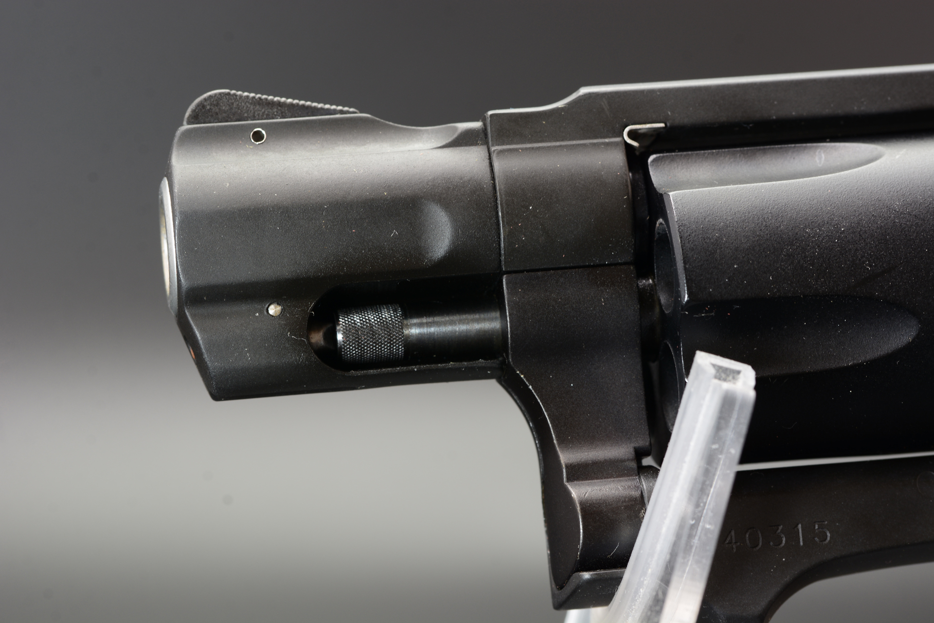 まずM360Jは銃口が2重構造になっているのが大きな違いだ。銃身そのもののデザインも異なる。また銃身の下のエジェクターロッドを覆う。エジェクターシュラウドが印象に残る。構造が強化されているのが視覚的にわかりやすい