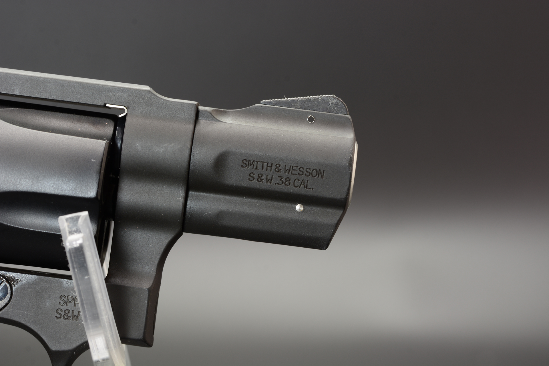 まずM360Jは銃口が2重構造になっているのが大きな違いだ。銃身そのもののデザインも異なる。また銃身の下のエジェクターロッドを覆う。エジェクターシュラウドが印象に残る。構造が強化されているのが視覚的にわかりやすい