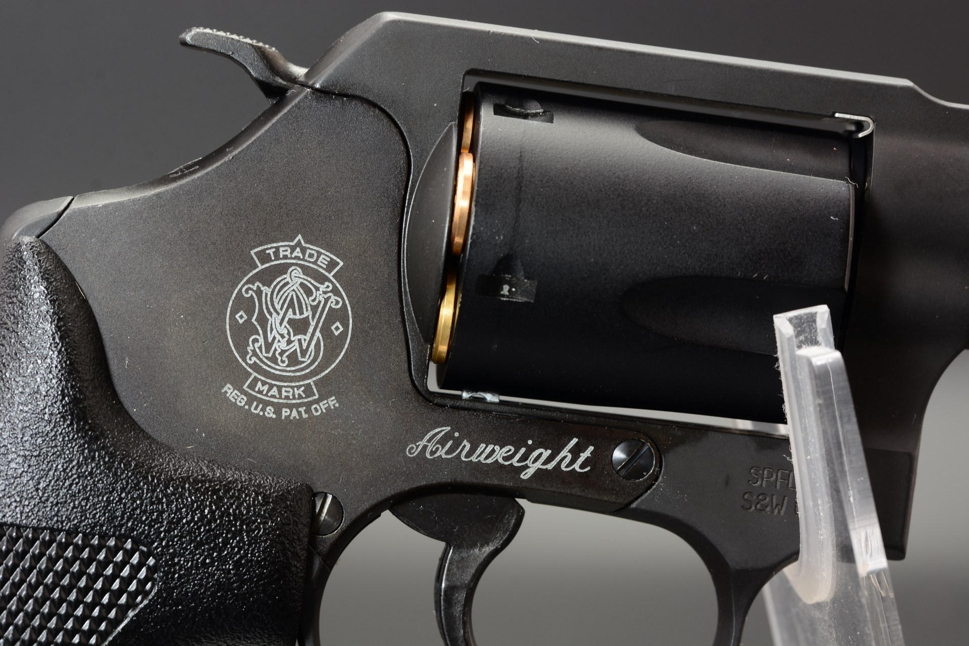 こちらもAirweightの文字。M37はアルミ合金、M360Jはスカンジウム添加アルミニウム合金によって軽量化が施されている