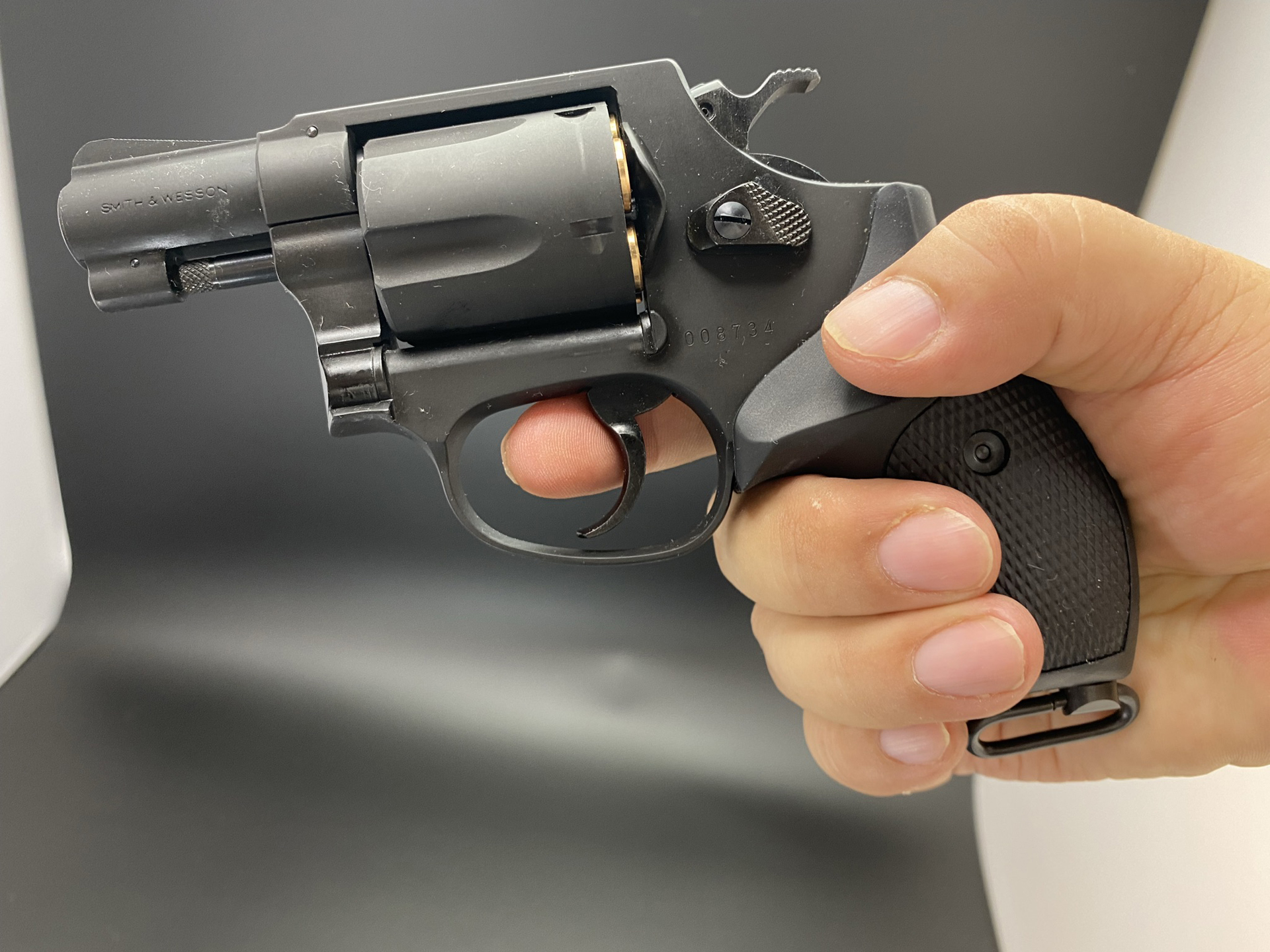 大きな特徴のグリップとランヤードリング。握ってみると小指が余ってしまう。小型拳銃は反動が大きい。小さなグリップは心許ない印象がある