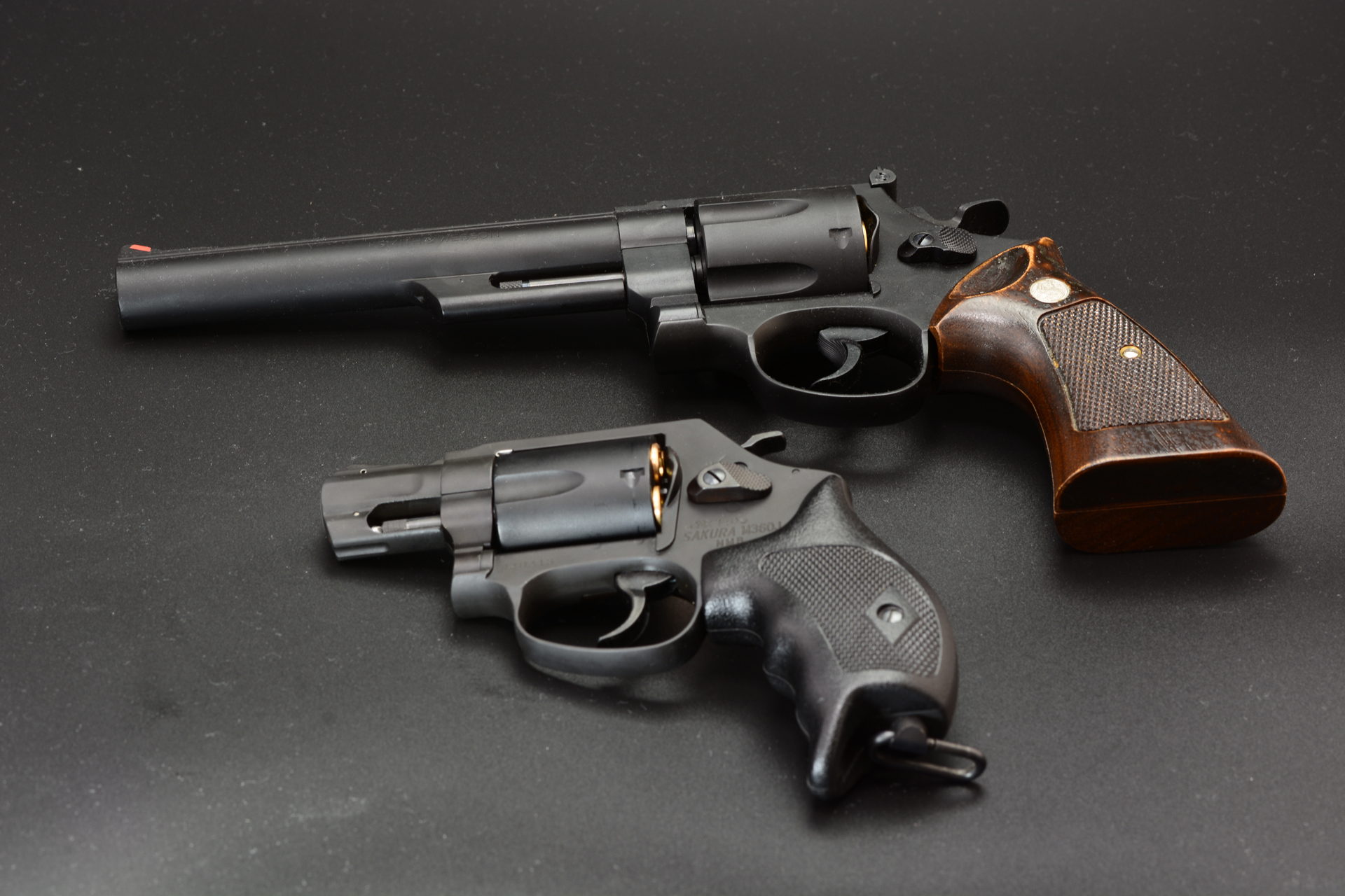 大型拳銃M29と並べる。M29が"大砲"であることが実感できる。こちらはレビューで取り上げたタナカのモデルガン「M29 6.5インチ “ダーティハリーモデル”」
