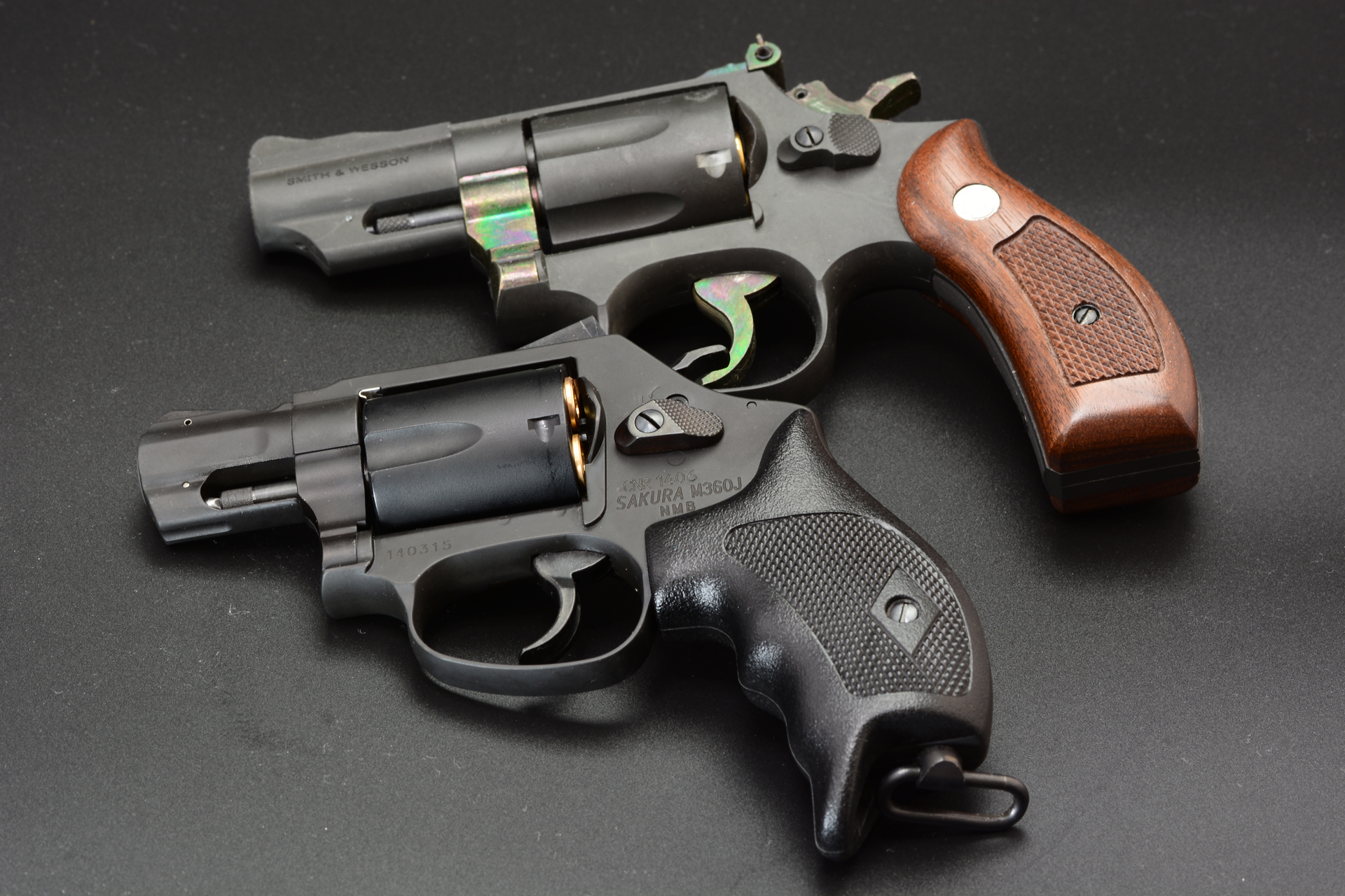 中型拳銃M19と比べてもM360Jの小ささがわかる。こちらはハートフォードの「M19 2.5インチ モデルガン組み立てキット」