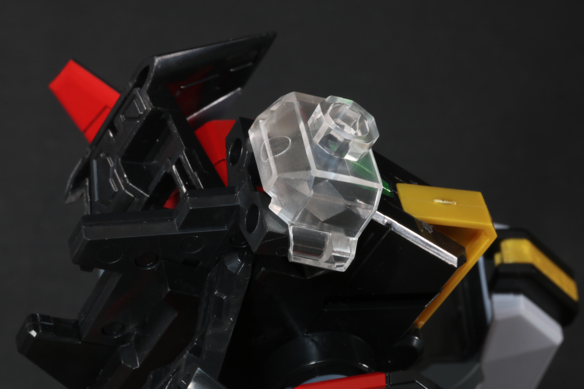 支柱パーツを「グリッドナイト」の背中に装着