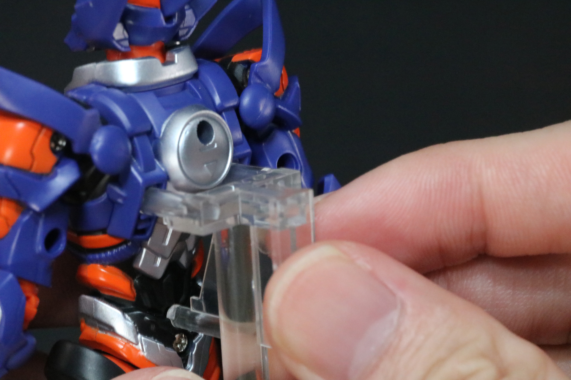 支柱パーツを「グリッドナイト」の背中に装着