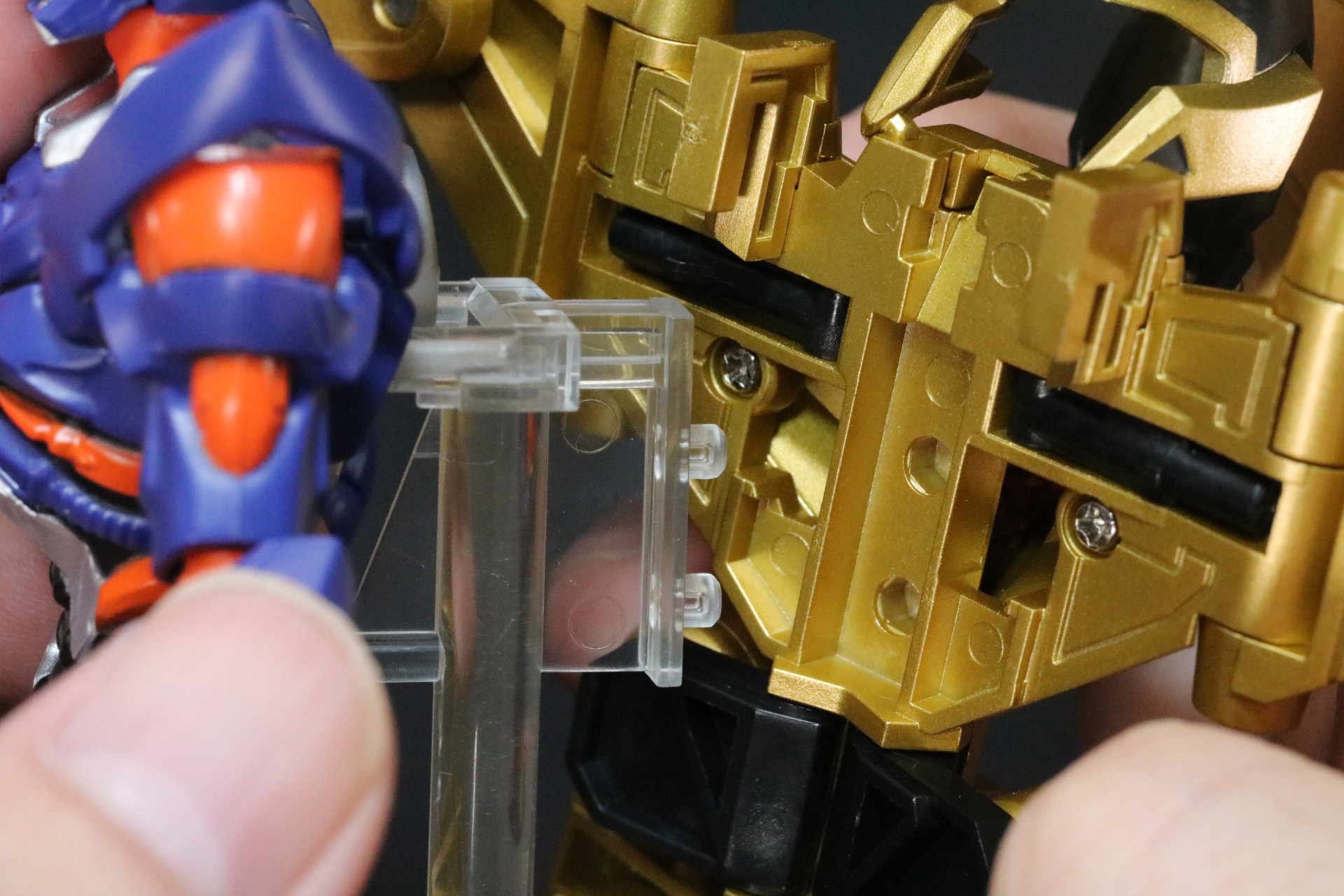 「ゴルドバーン」と支柱パーツを合わせる