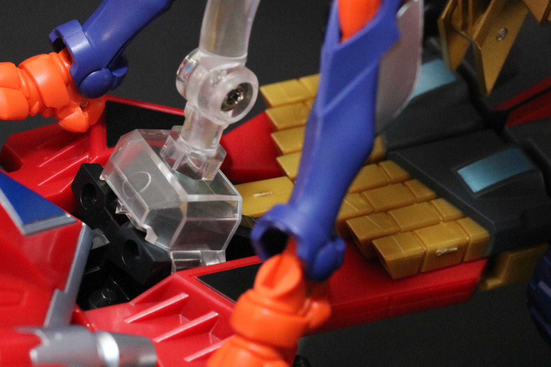 「ダイナレックス」のジョイントに支柱パーツを差し込む