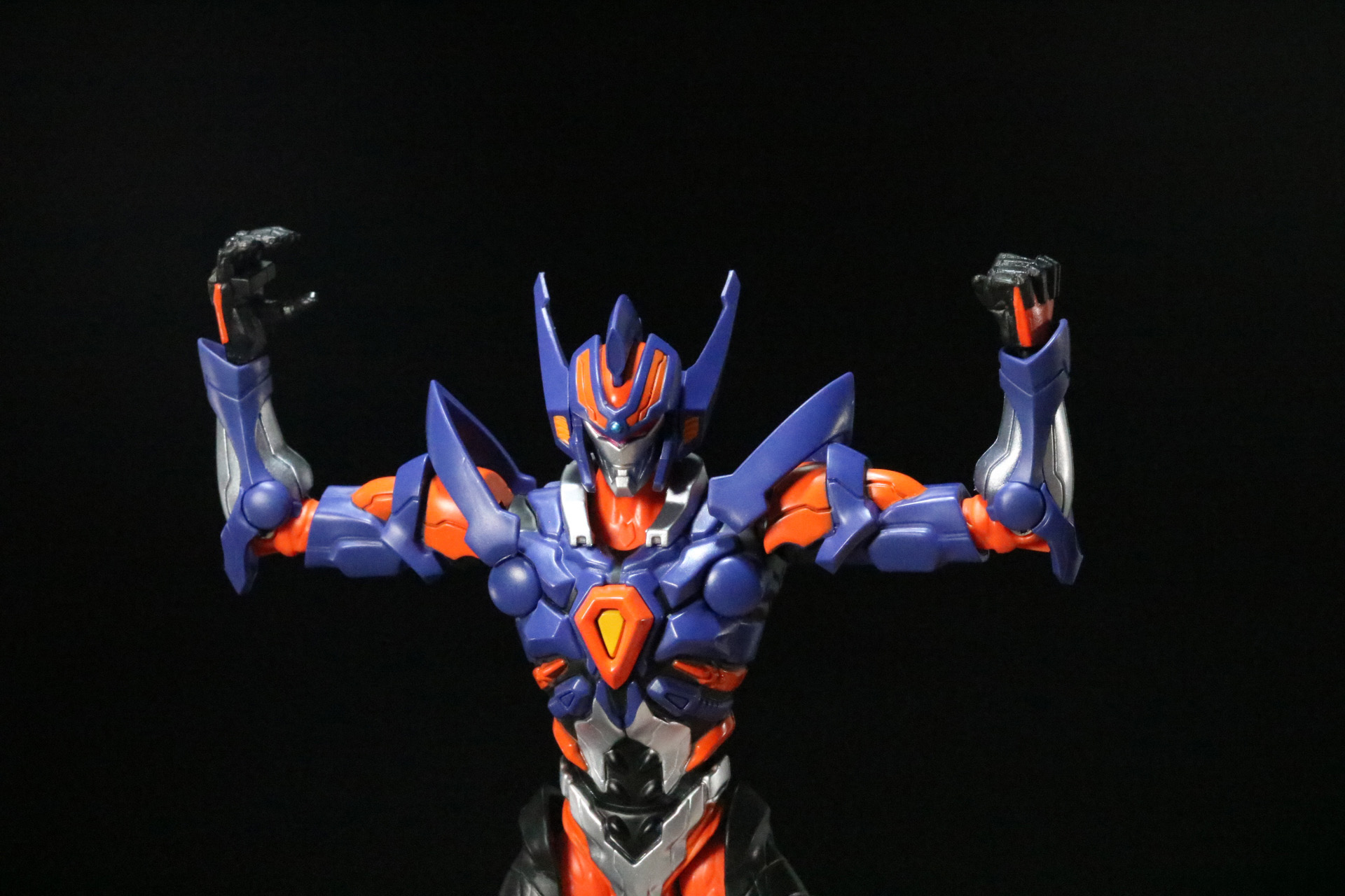 右手を武器の持ち手に変更して配置する