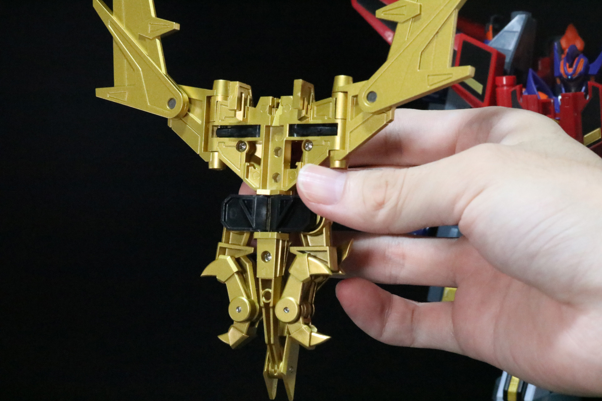 「ゴルドバーン」を頭部を外して、翼を広げ、脚部を開いた状態にする