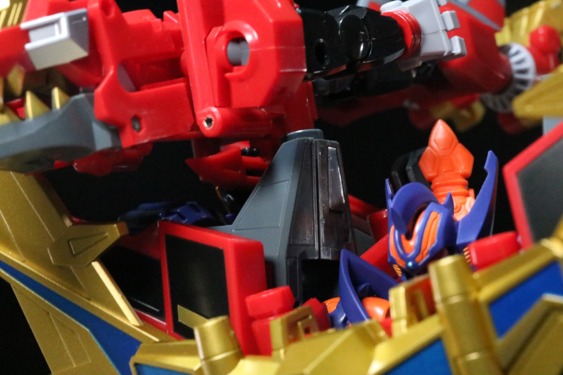 「グリッドナイト」の手に持たせ、「ダイナストライカー」に合体