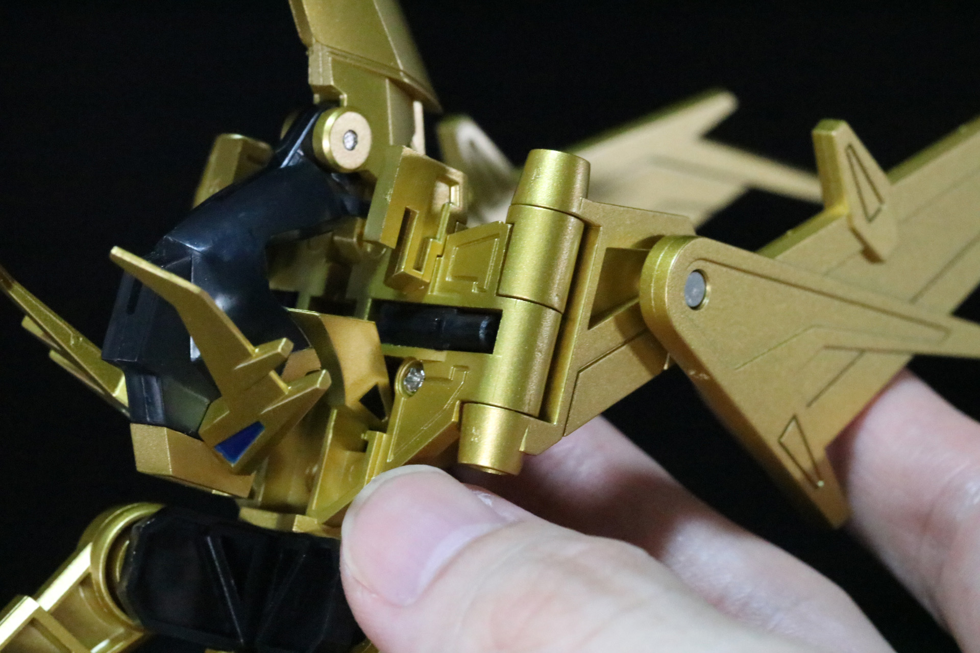 翼の位置を調整