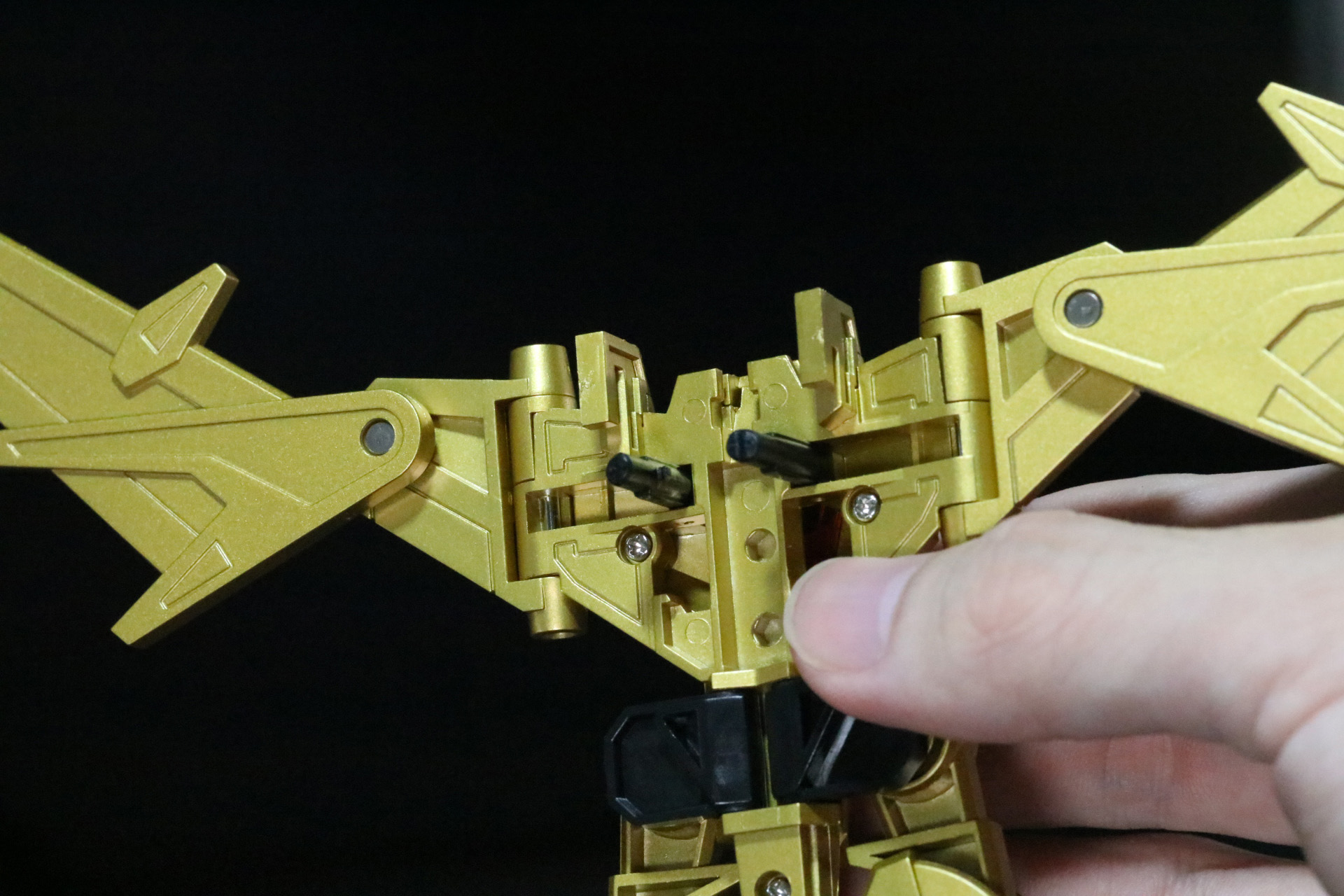 中央の接続パーツを起こす