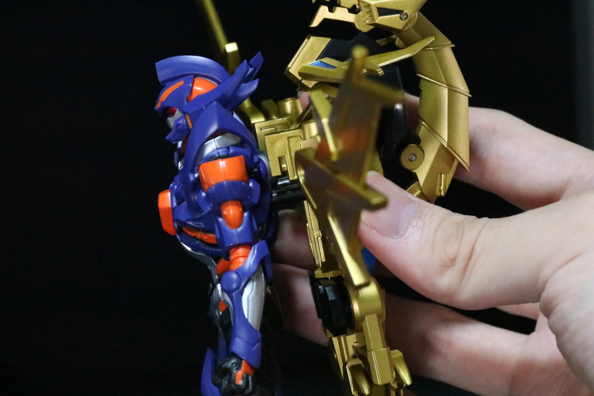 「グリッドナイト」の背中の接合部に装着