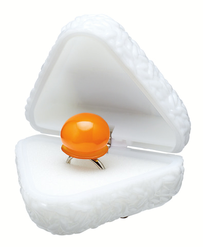 おにぎりの中からまさかの指輪が！ カプセルトイ「おにぎりん具4