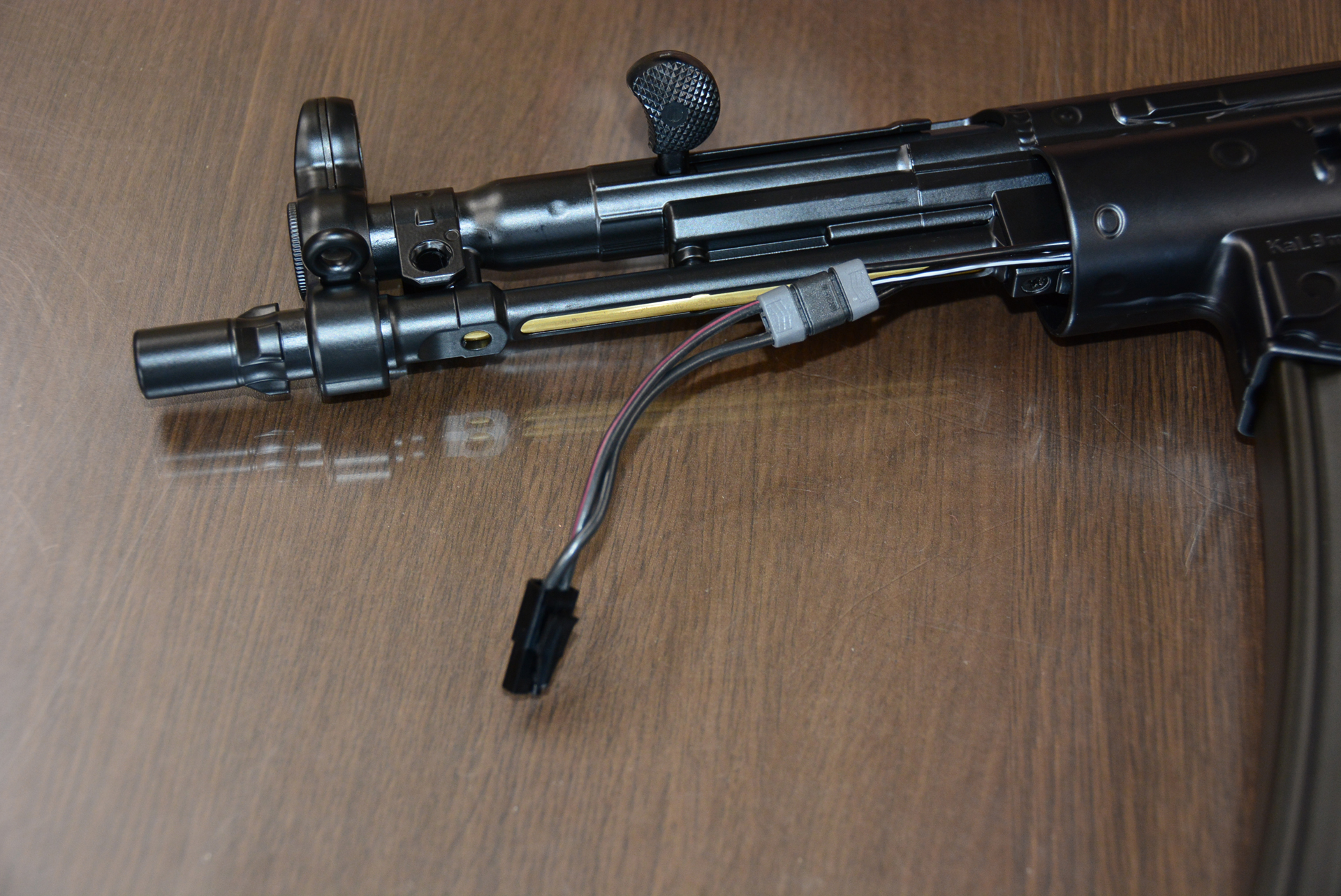 「次世代電動ガン MP5A5」はハンドガード内にバッテリーを収納する。もちろん従来のバッテリーにも対応しているが、今後発売される東京マルイの純正リポバッテリーへの対応が大きな魅力だ