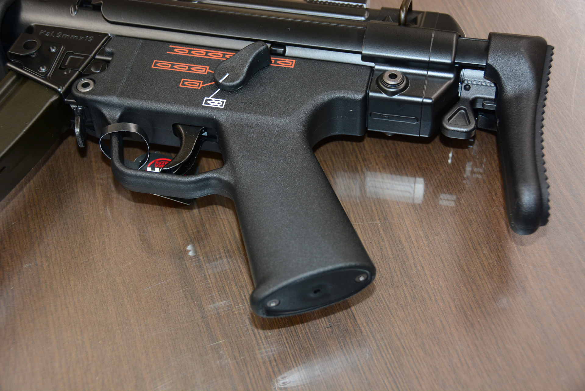 グリップはモーターを内蔵しているので、実銃よりわずかに太い。モーターが小型化できればグリップはより実銃に近づけられるかもしれない