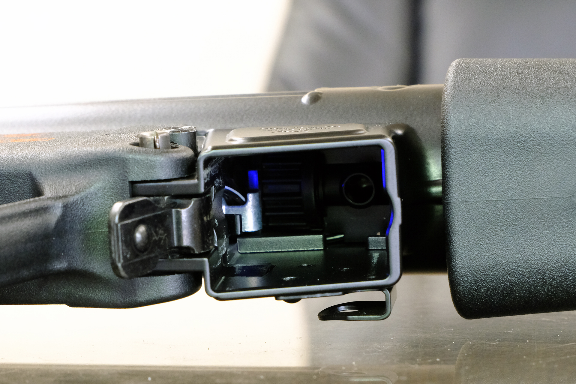 内部のLEDで状態を知らせる機能も