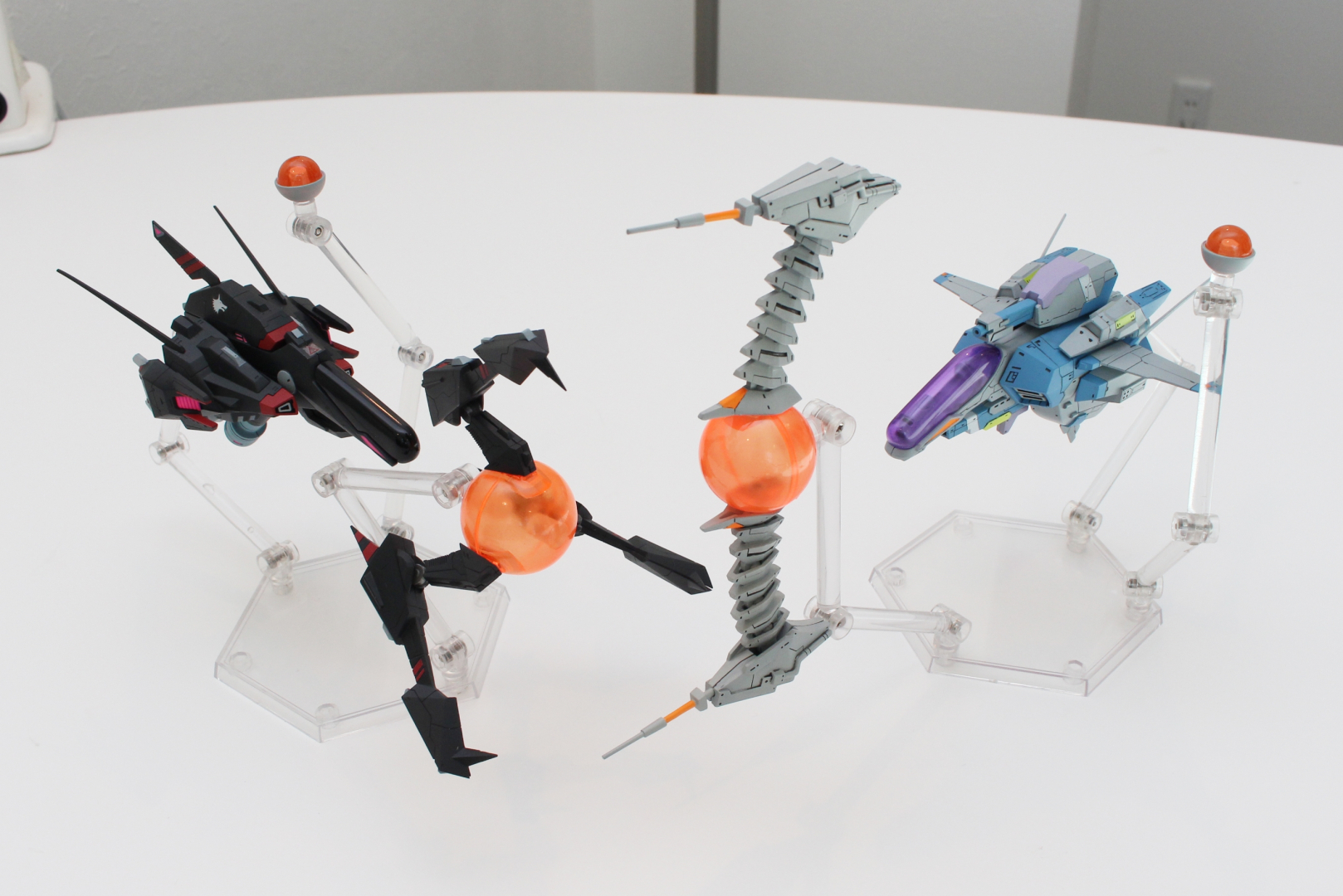 左からR-13AケルベロスとRX-10アルバトロス。本体とフォース、ビット、ディスプレイスタンド等がセットとなる