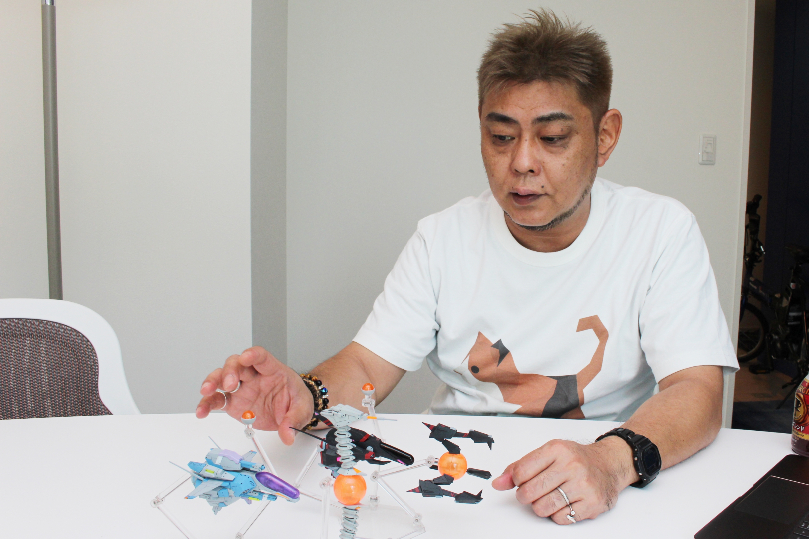 依田氏の手元にあるのが、R-13AケルベロスとRX-10アルバトロスのサンプル