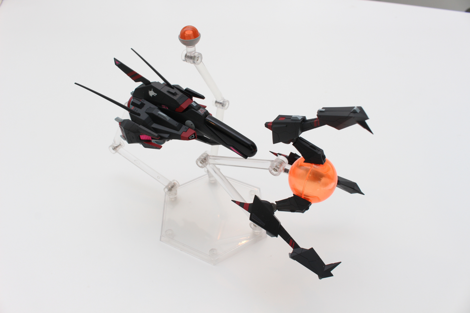 R-13Aケルベロス。黒い機体が非常にシャープな印象を与えている。マーキングはもちろんタンポ印刷で再現されるという