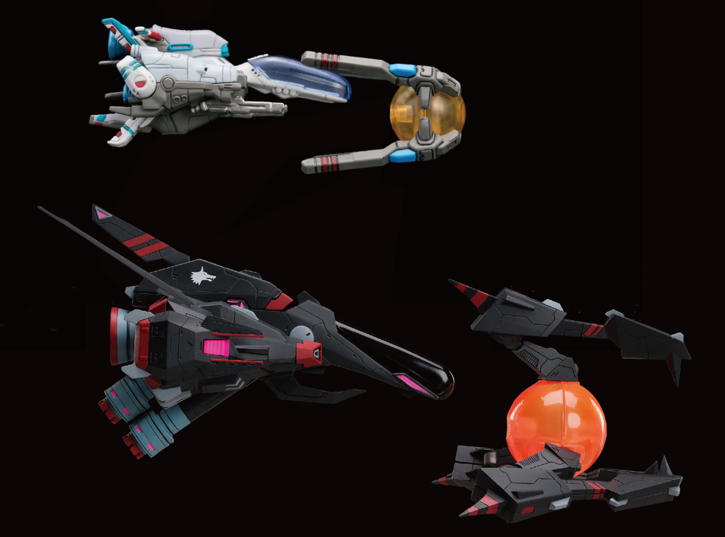 カプセルトイ版「R-9A ARROW-HEAD」（上）とR-13Aケルベロスの比較画像。実物の大きさもかなり迫力がある